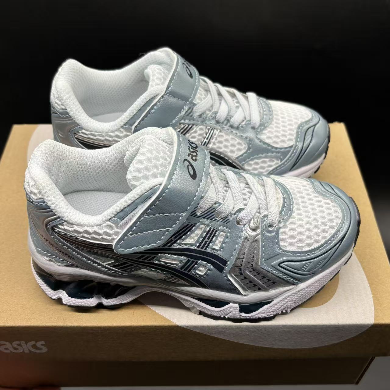 Children's shoes child